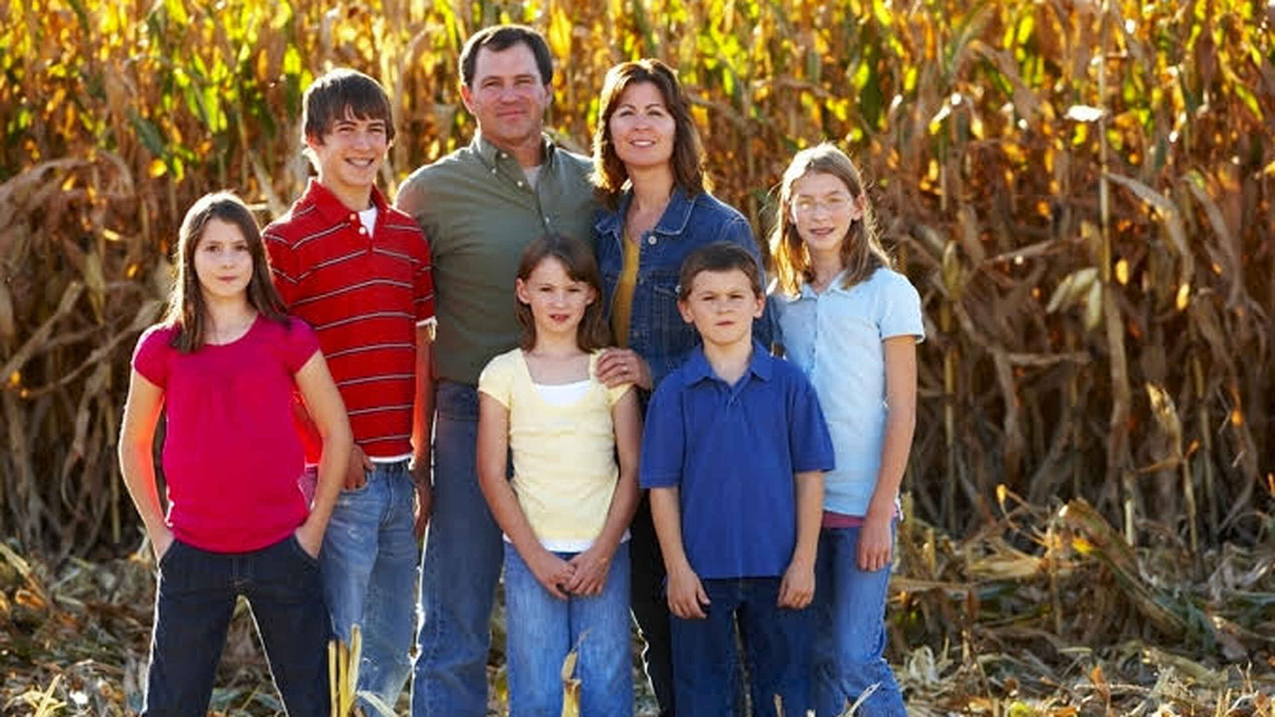 Mitchell Hora family portrait in a corn field