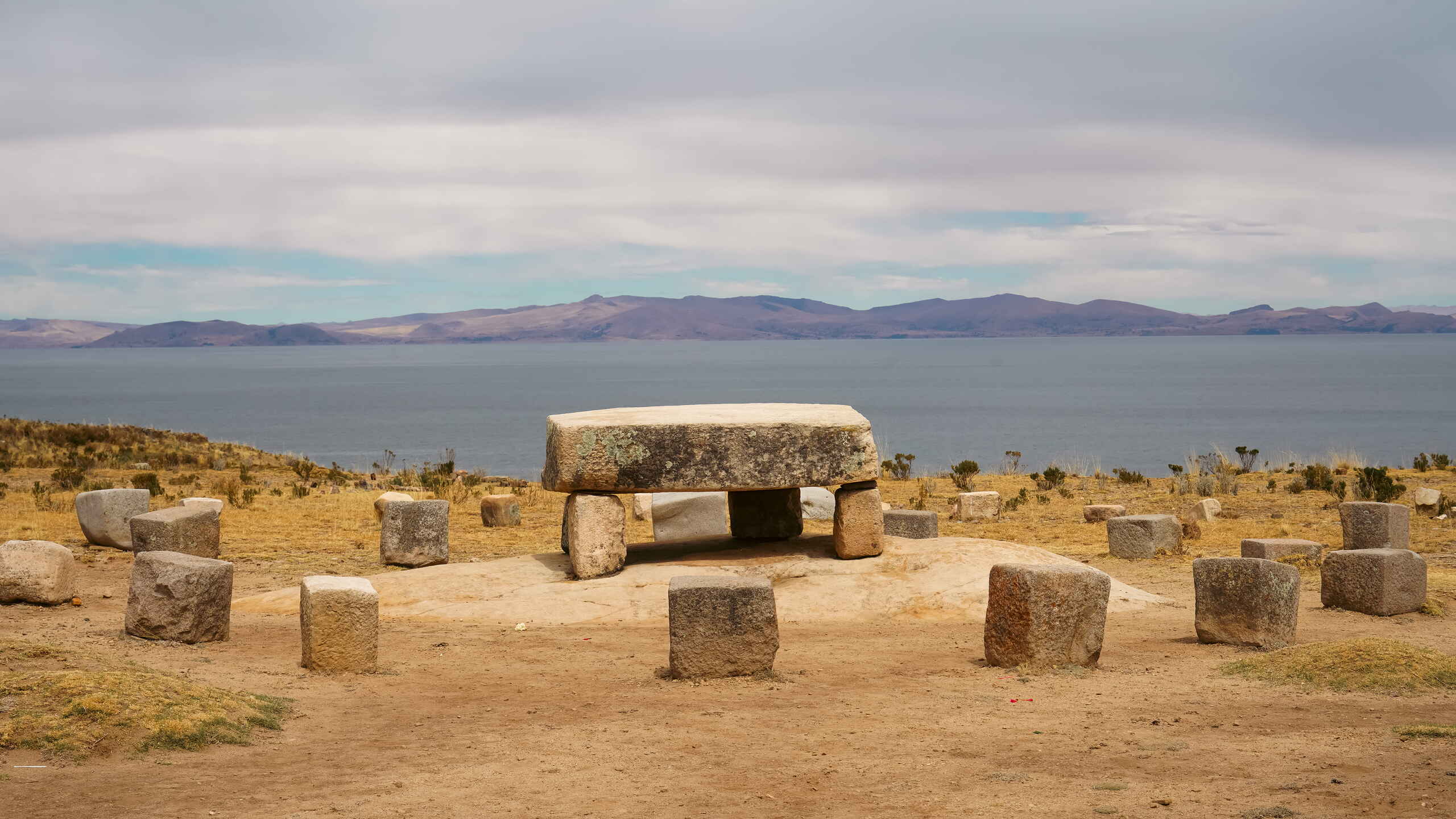 Altar de piedra antiguo y asientos con vista al Lago Titicaca en los Andes ecuatorianos
